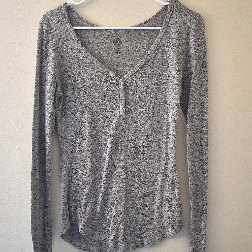 2/$15 S- SO Soft Grey Light Boyfriend V-Neck Flattering Long Sleeved Top‎